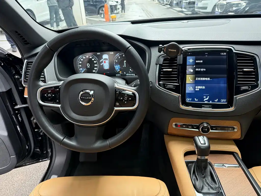Volvo XC90 2018 — фото 13