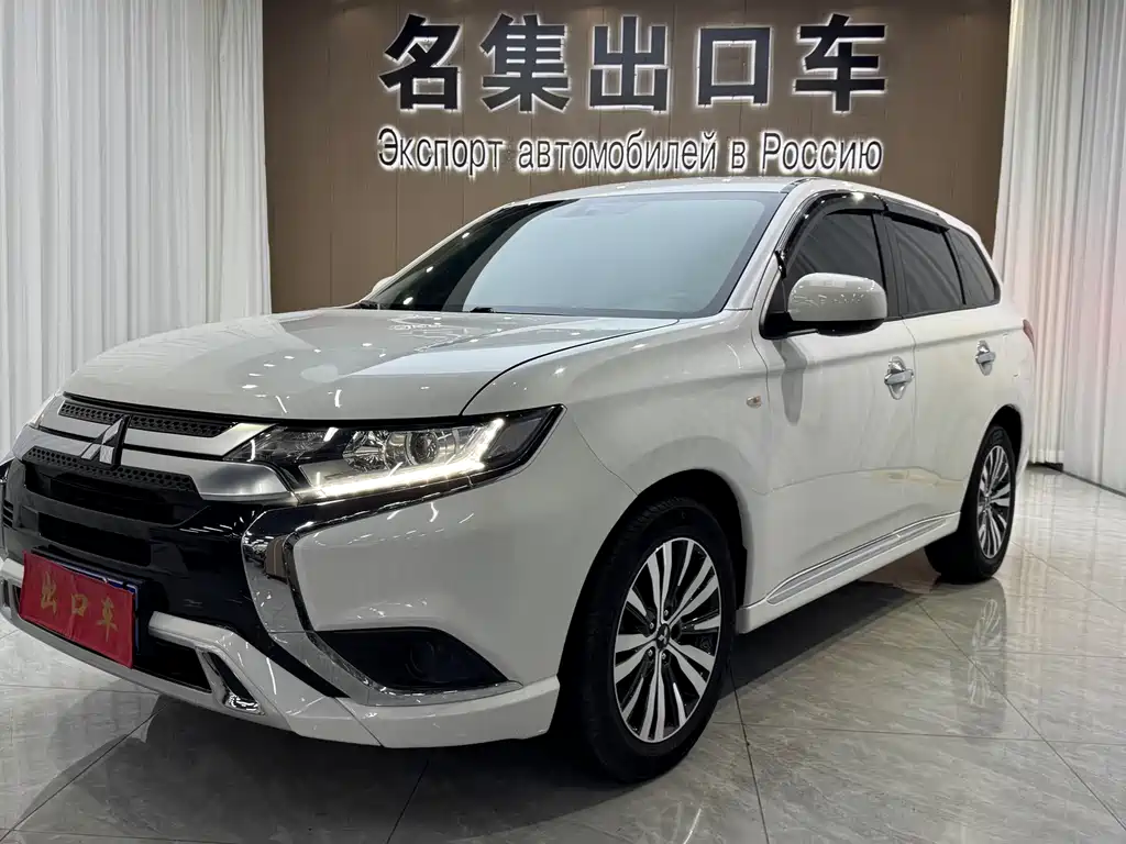 Mitsubishi Outlander 2022 — фото 1