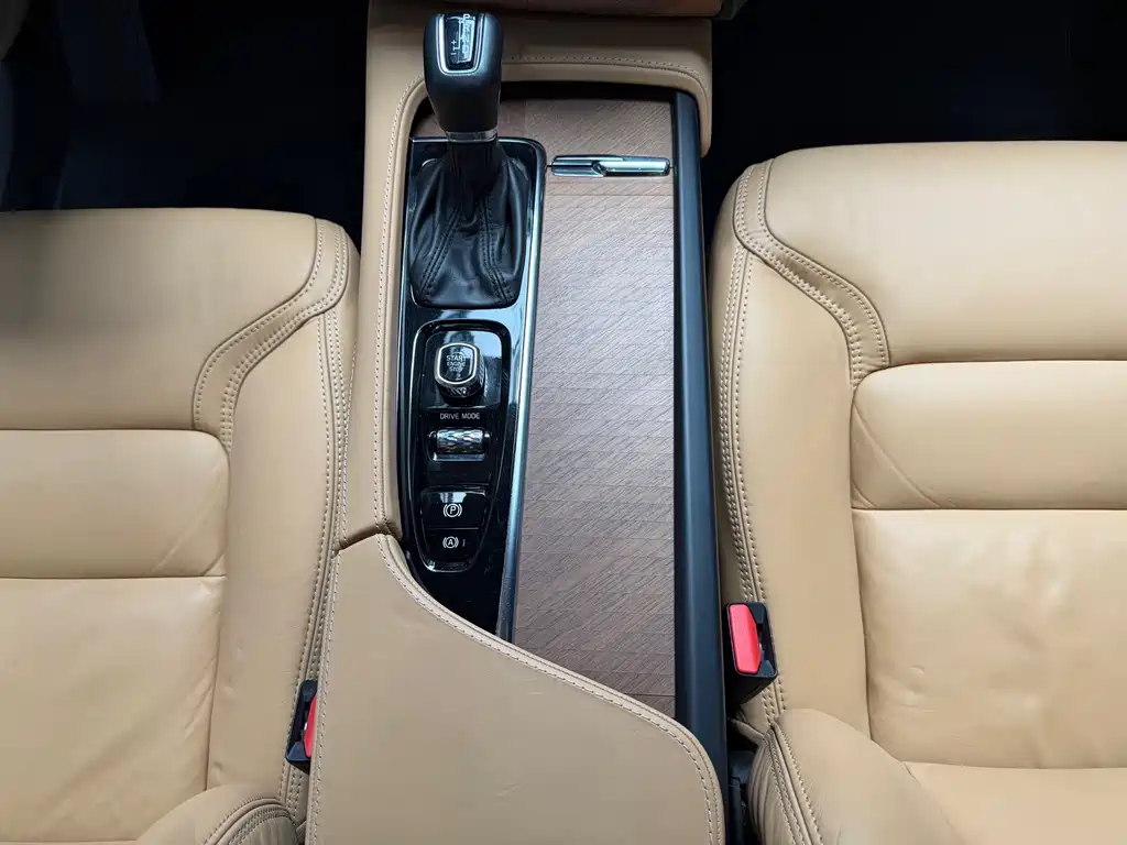 Volvo XC90 2018 — фото 10