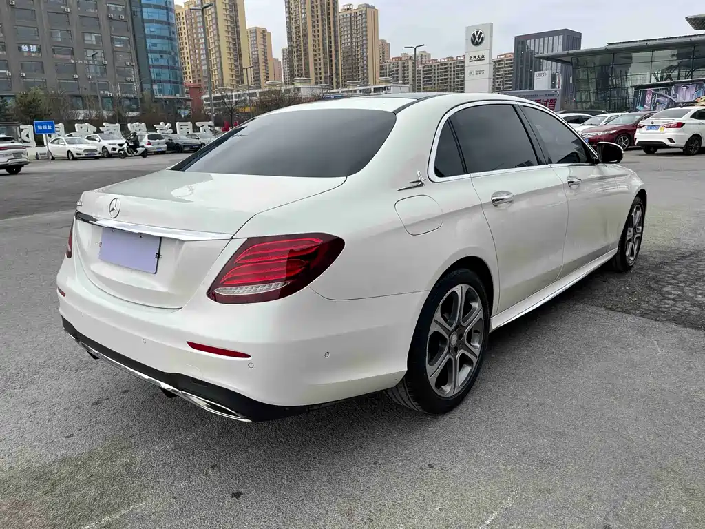 Mercedes-Benz E-Class 2017 — фото 16