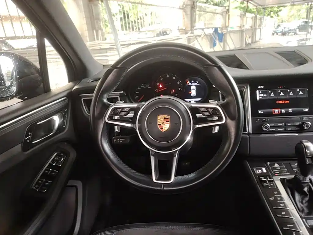 Porsche Macan 2017 — фото 11