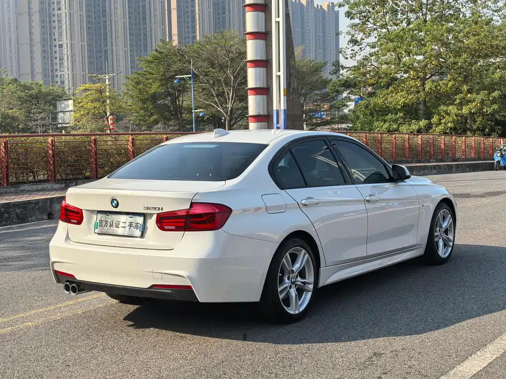 BMW 3 Series 2018 — фото 20