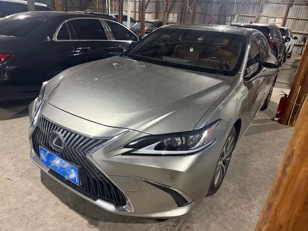 Lexus ES 2019 — фото 1