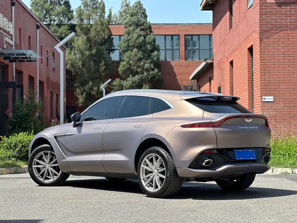 Aston Martin DBX 2023