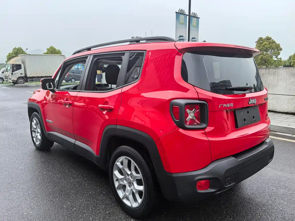 Jeep Renegade 2018 — фото 8