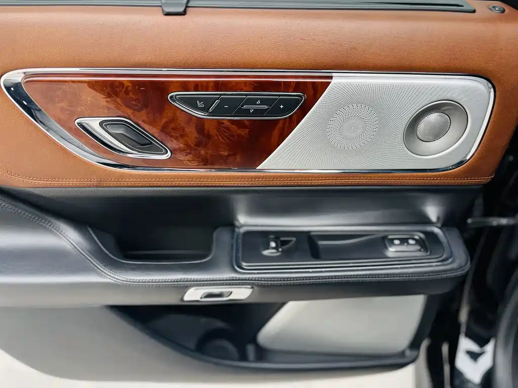 Lincoln Continental 2020 — фото 19