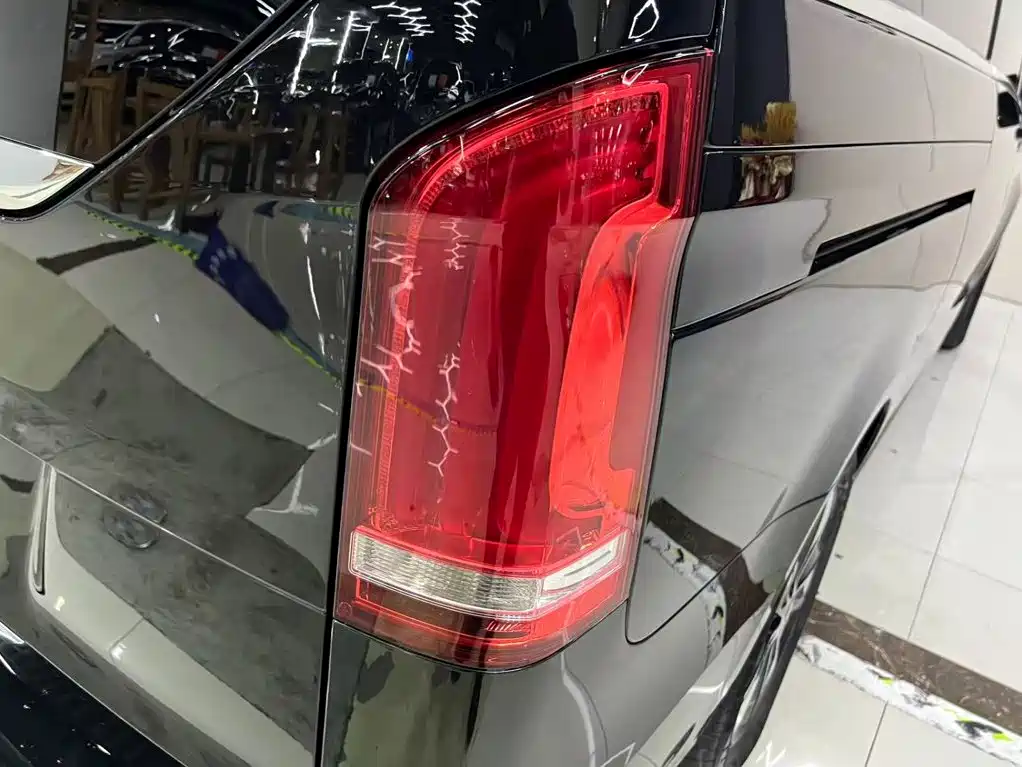 Mercedes-Benz V-Class 2022 — фото 15