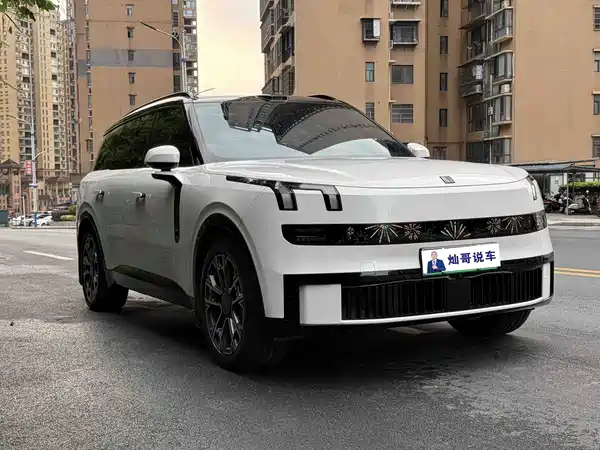 Lynk & Co 900 2025