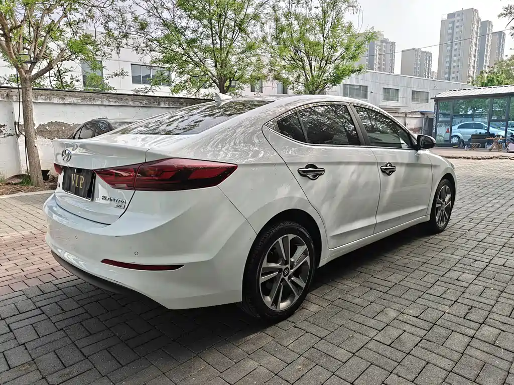 Hyundai Elantra 2018 — фото 4