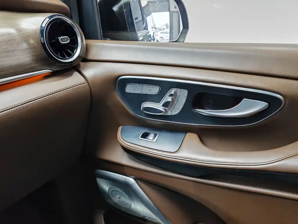 Mercedes-Benz V-Class 2022 — фото 16