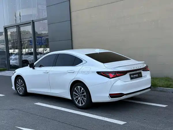 Lexus ES 2025
