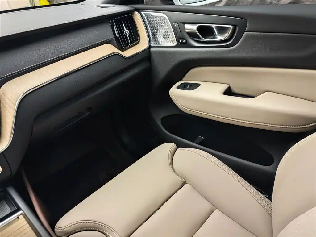 Volvo XC60 2025 — фото 17