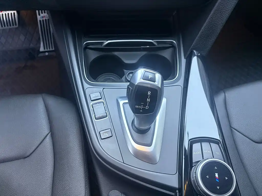 BMW 3 Series 2017 — фото 18