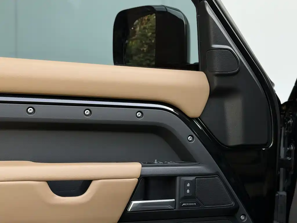 Land Rover Defender 2025 — фото 16