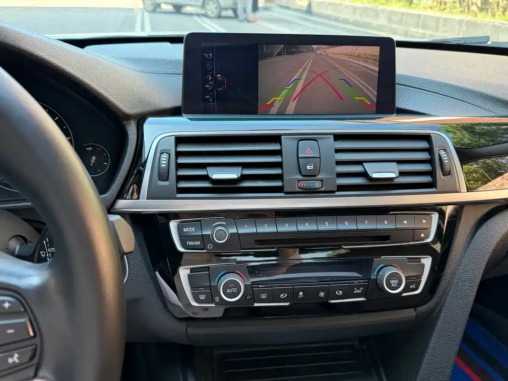 BMW 3 Series 2018 — фото 12