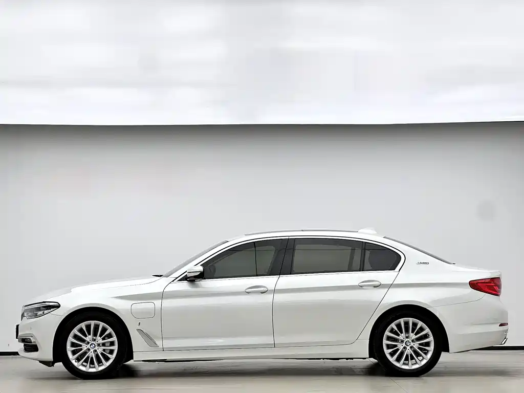 BMW 5 Series New Energy 2019 — фото 3