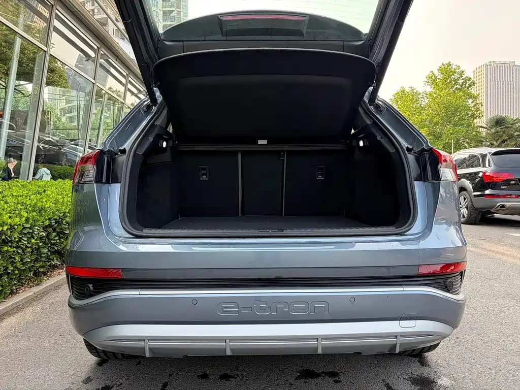 Audi Q4 e-tron 2024 — фото 11