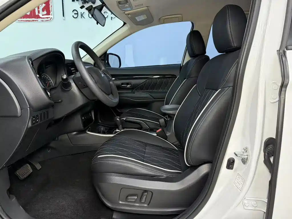 Mitsubishi Outlander 2022 — фото 16