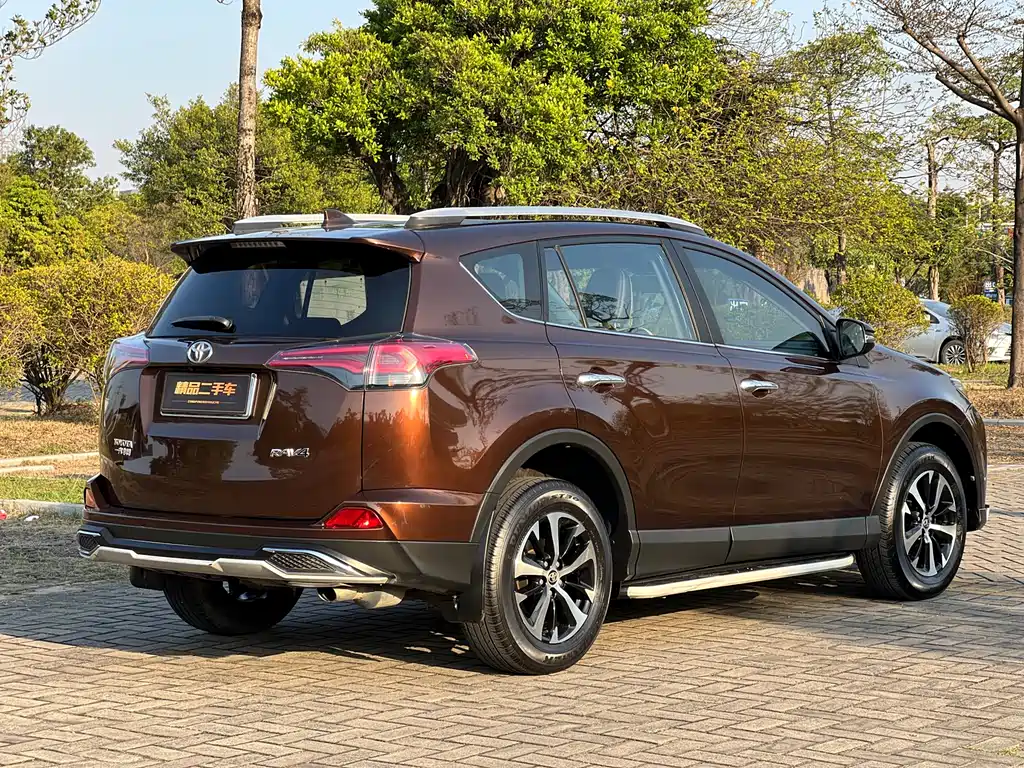 Toyota RAV4 2017 — фото 8