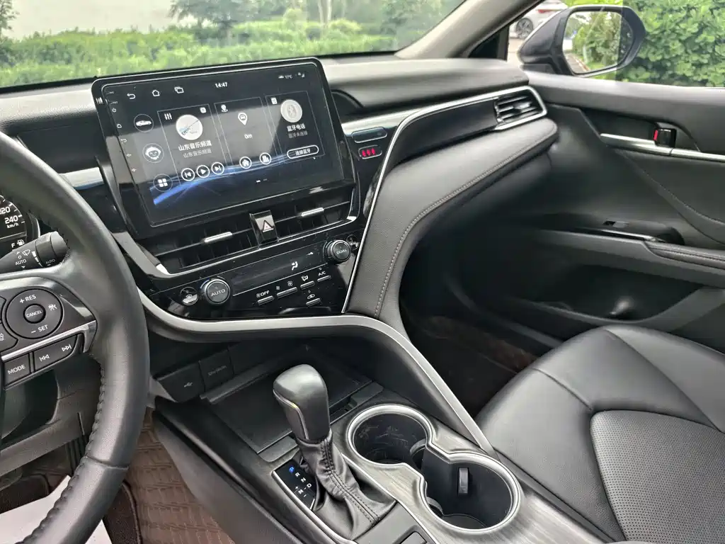 Toyota Camry 2023 — фото 12