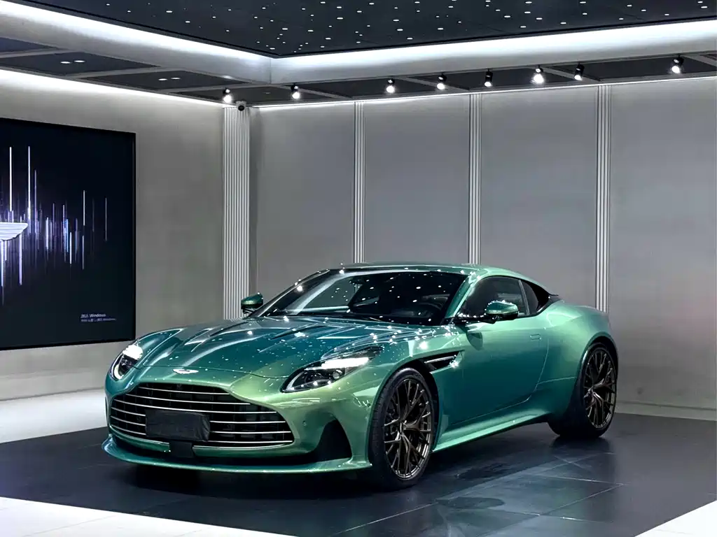 Aston Martin DB12 2025 — фото 3