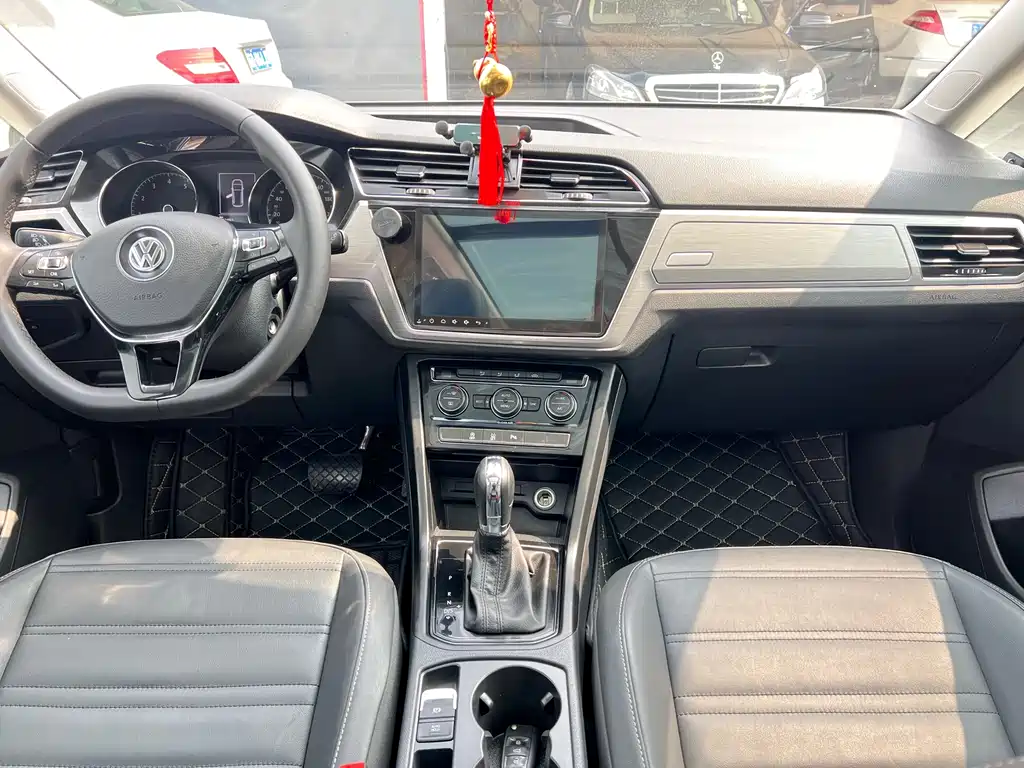 Volkswagen Touran 2017 — фото 16