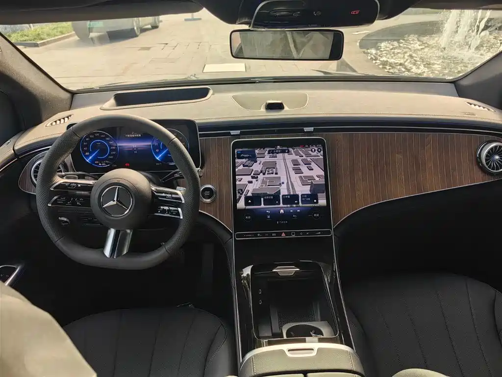 Mercedes-Benz EQE SUV 2025 — фото 11