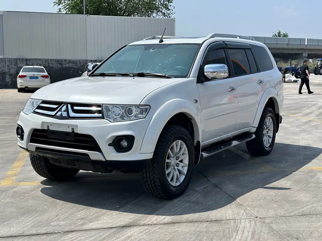 Mitsubishi Pajero Sport 2017 — фото 1