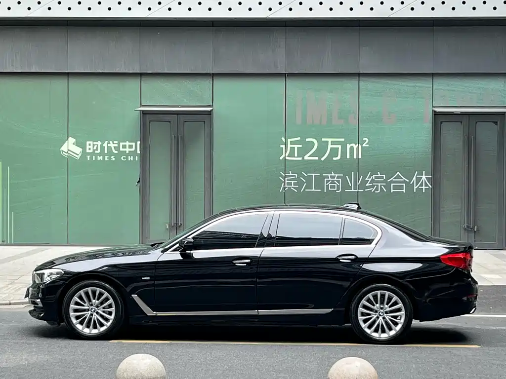 BMW 5 Series 2018 — фото 9