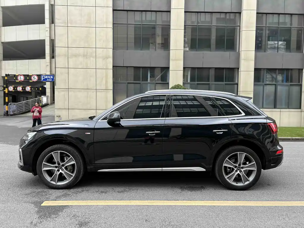 Audi Q5L 2022 — фото 25