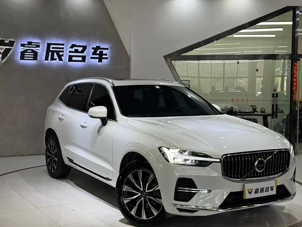 Volvo XC60 2023 — фото 1