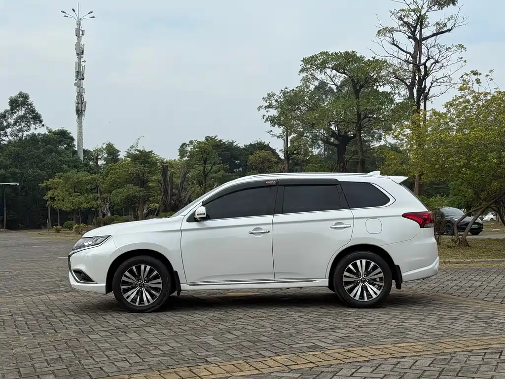 Mitsubishi Outlander 2021 — фото 13
