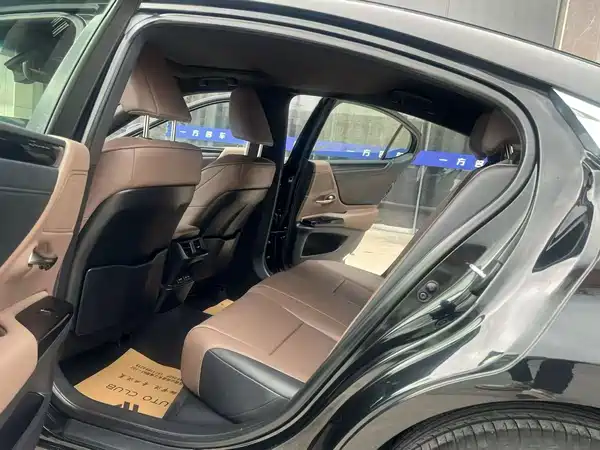 Lexus ES 2022