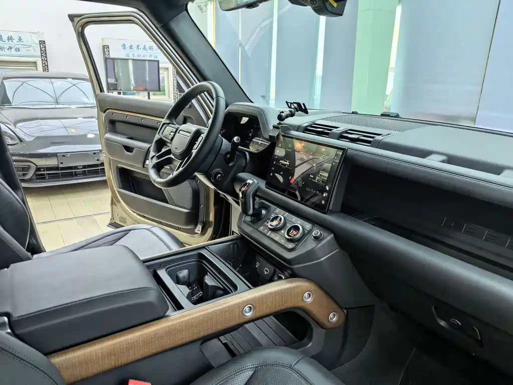Land Rover Defender 2023 — фото 7