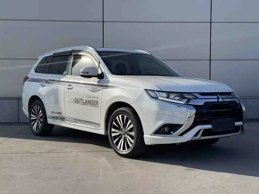Mitsubishi Outlander 2022 — фото 4