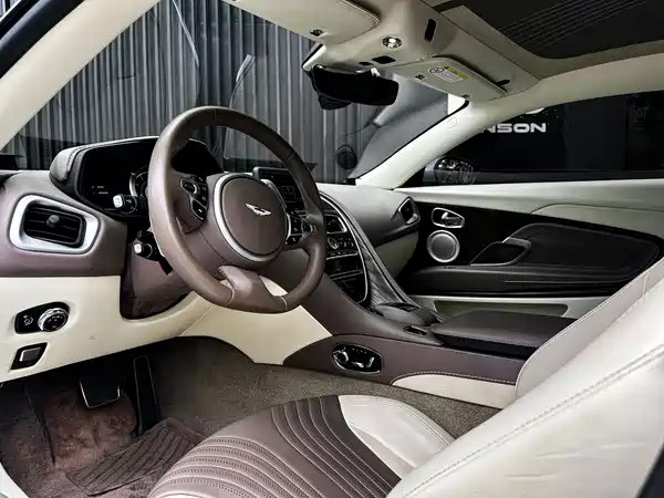 Aston Martin DB11 2019