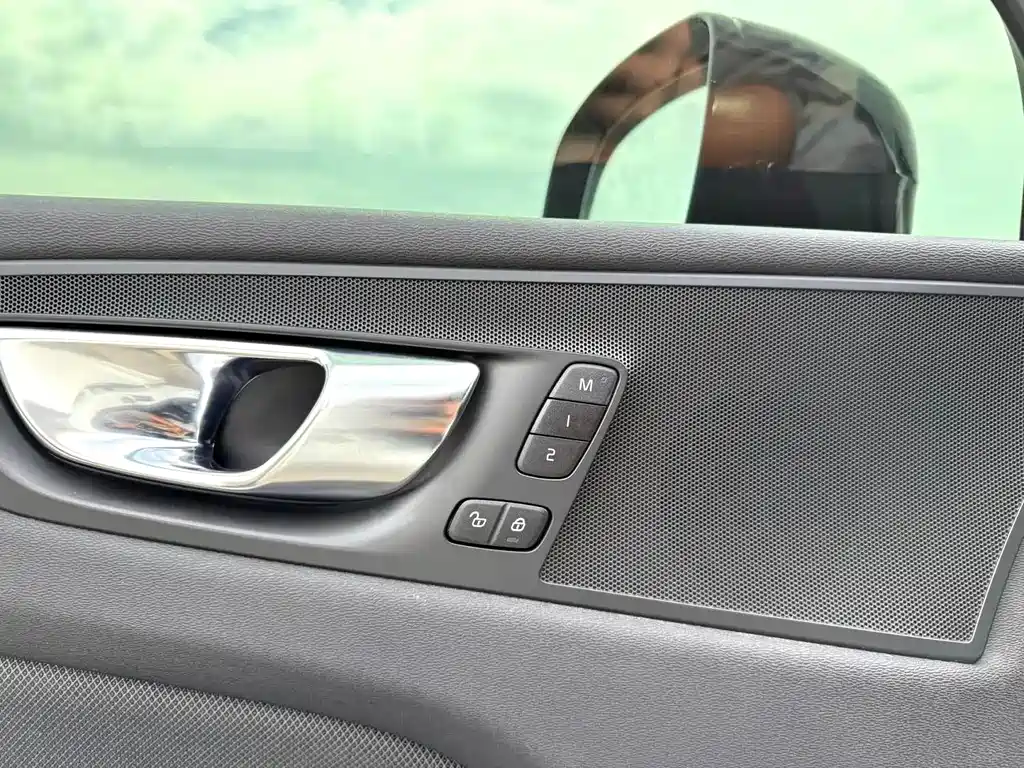 Volvo XC60 2020 — фото 12