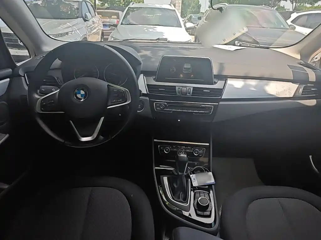 BMW 2 Series Active Tourer 2017 — фото 10