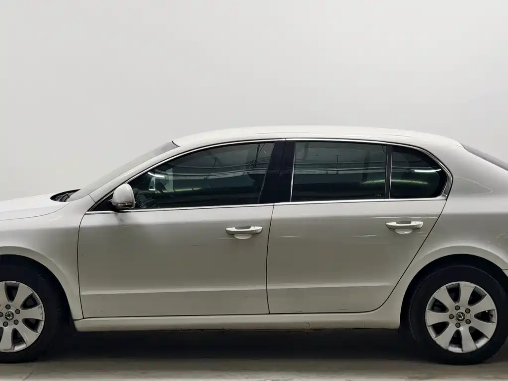 Skoda Superb 2011 — фото 7