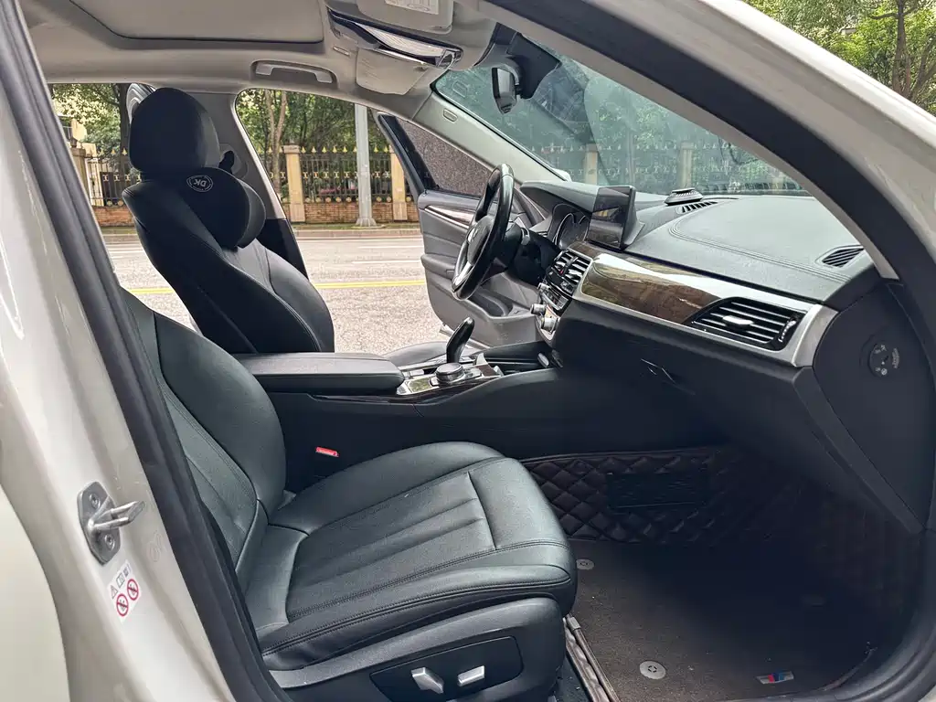 BMW 5 Series 2018 — фото 18