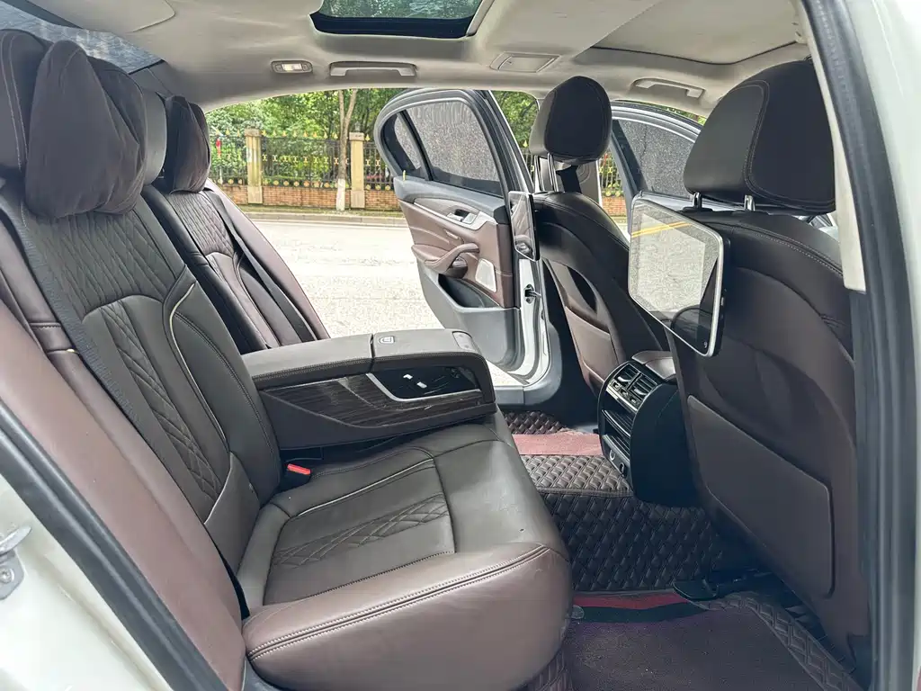 BMW 5 Series 2018 — фото 19