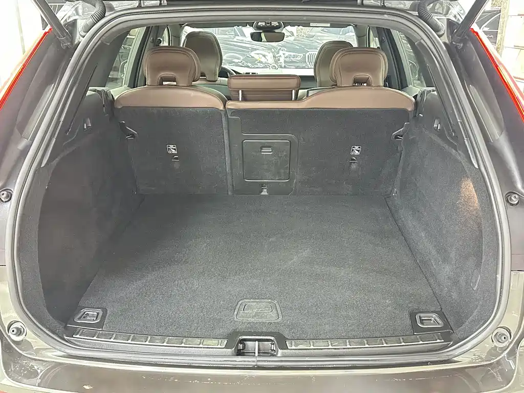 Volvo XC60 2021 — фото 8