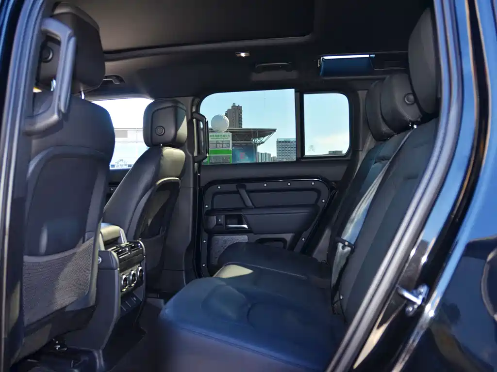 Land Rover Defender 2023 — фото 11