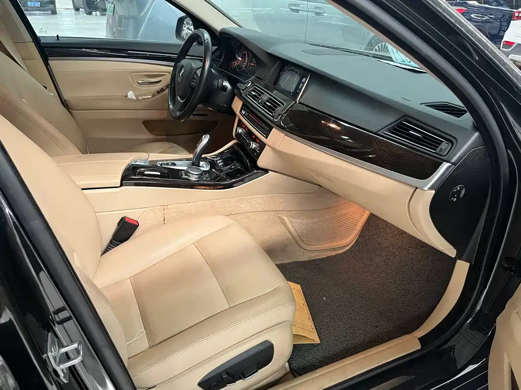 BMW 5 Series 2015 — фото 11