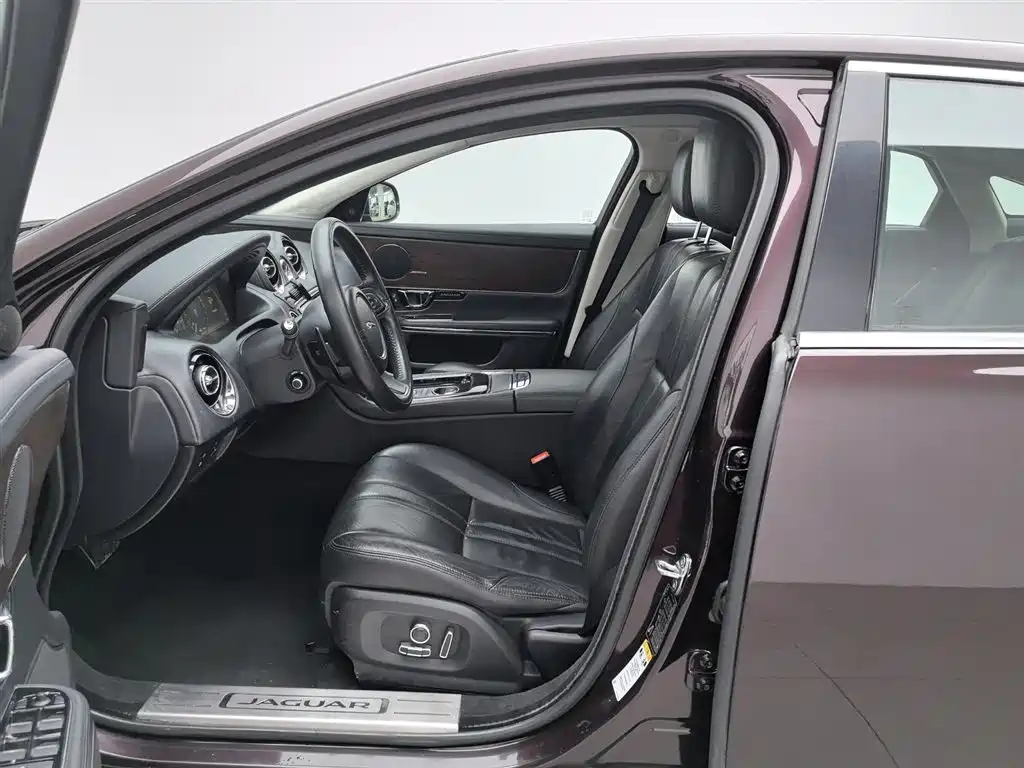 Jaguar XJ 2017 — фото 10