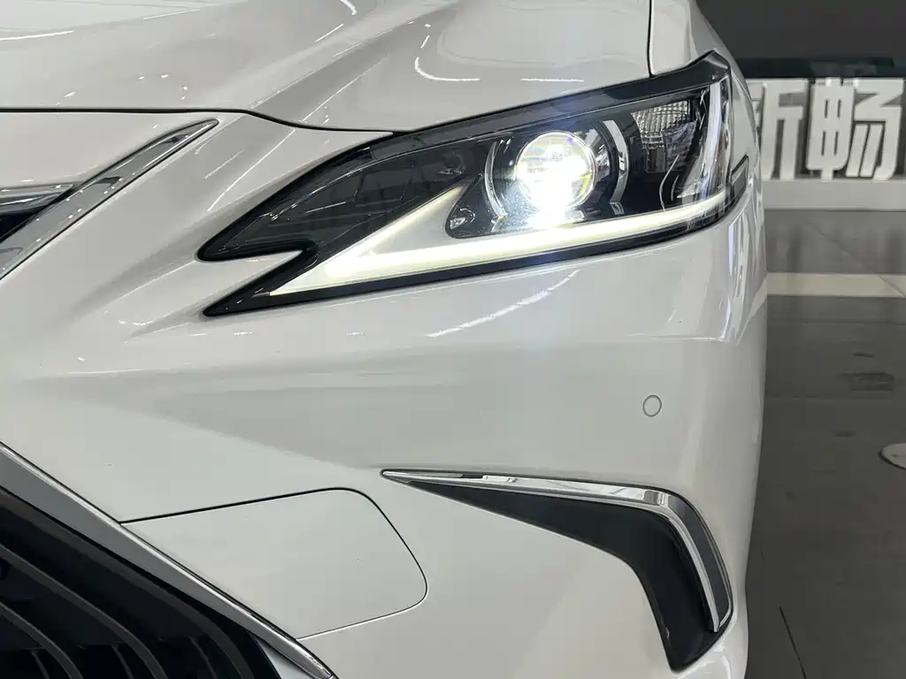 Lexus ES 2021 — фото 14