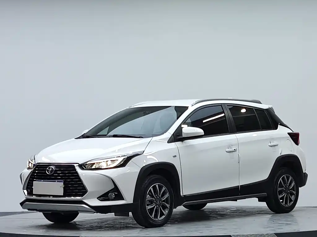 Toyota Yaris L 2022 — фото 1