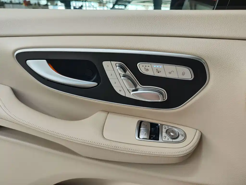 Mercedes-Benz V-Class 2023 — фото 19