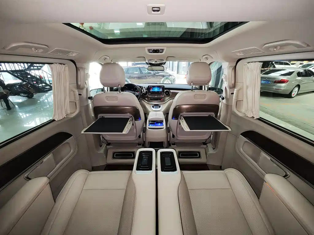Mercedes-Benz V-Class 2023 — фото 11