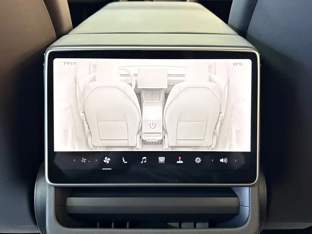 Tesla Model Y 2025 — фото 12